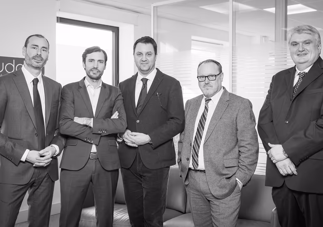 photo en noir et blanc de 5 membres du codir de Customeo debout face caméra