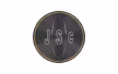Boucle d'oreille ronde avec motifs décoratifs en forme de lettres blanches sur fond noir.