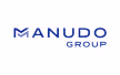 Logo du groupe Manudo avec texte bleu sur fond blanc.