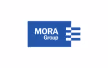 Logo MORA Group bleu avec des bandes blanches à droite.