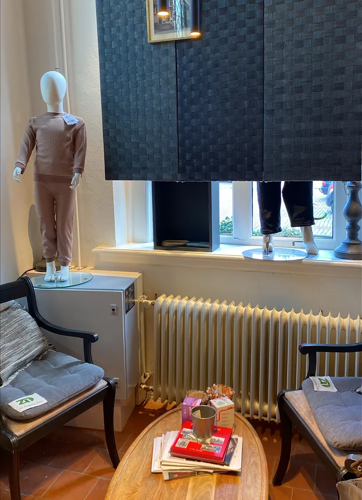 Stoelen in hoekje van De Zeeuwse Deur