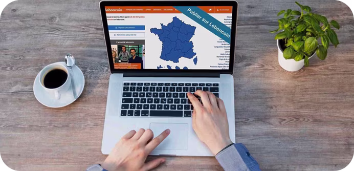 Photo d'une personne visitant le site de Leboncoin sur son ordinateur