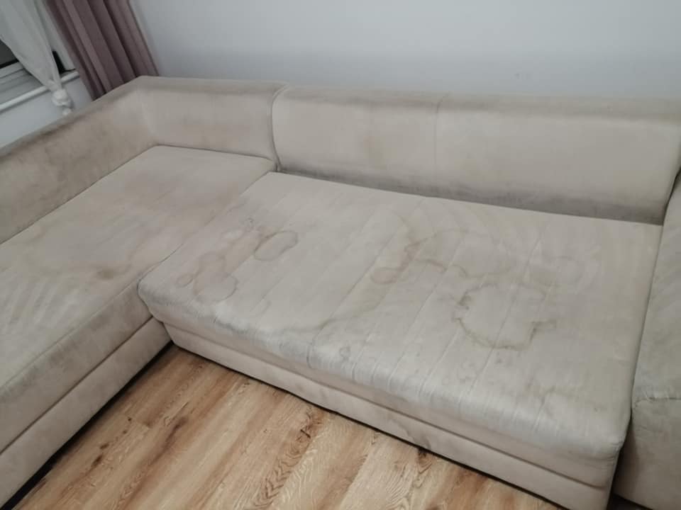 Brudna tapicerka kanapy przed praniem ekstrakcyjnym Karcherem Poznań