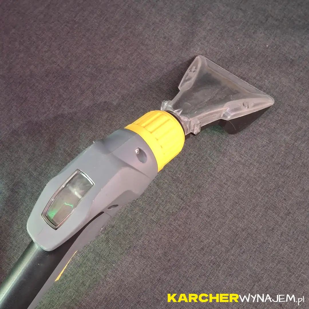 Profesjonalne pranie kanapy narożnej Karcherem w Poznaniu – porównanie efektu przed i po usunięciu plam z jasnej tapicerki