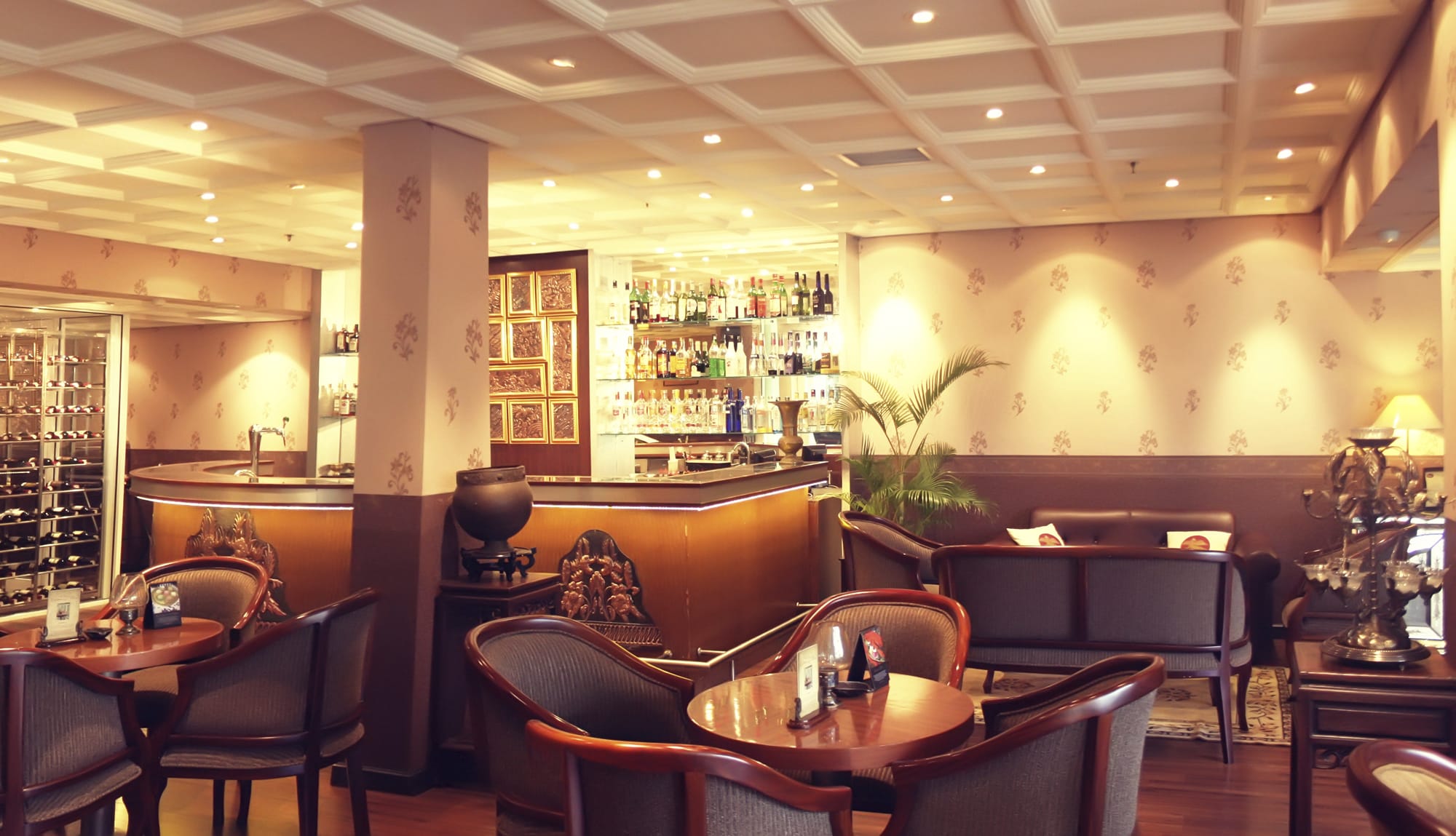 The Phoenix Hotel in Yogyakarta und Umgebung:  Yogyakarta The Phoenix Hotel Vino Bar