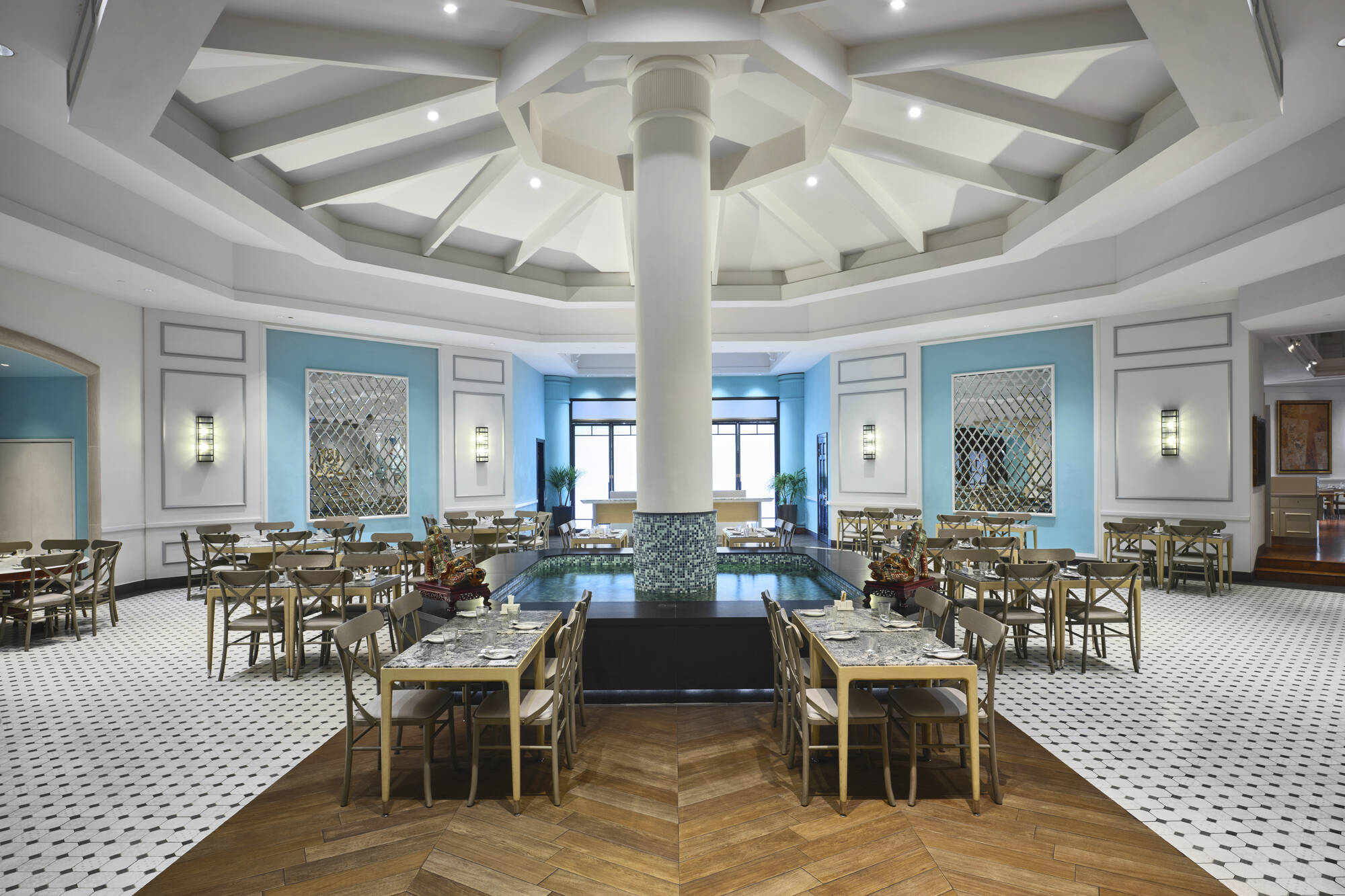 Paradox Singapore Merchant Court at Clarke Quay in Singapur: Paradox Singapore Merchant Court at Clarke Quay Ellenborough Market Cafe Wide