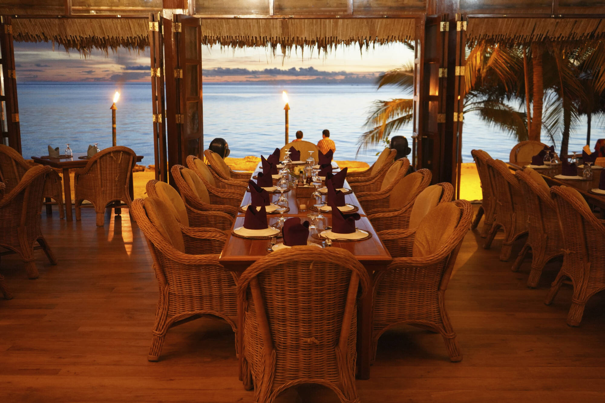 Coco Grove Beach Resort in Siquijor: Philippinen Coco Grove Beach Resort Salamandas Restaurant