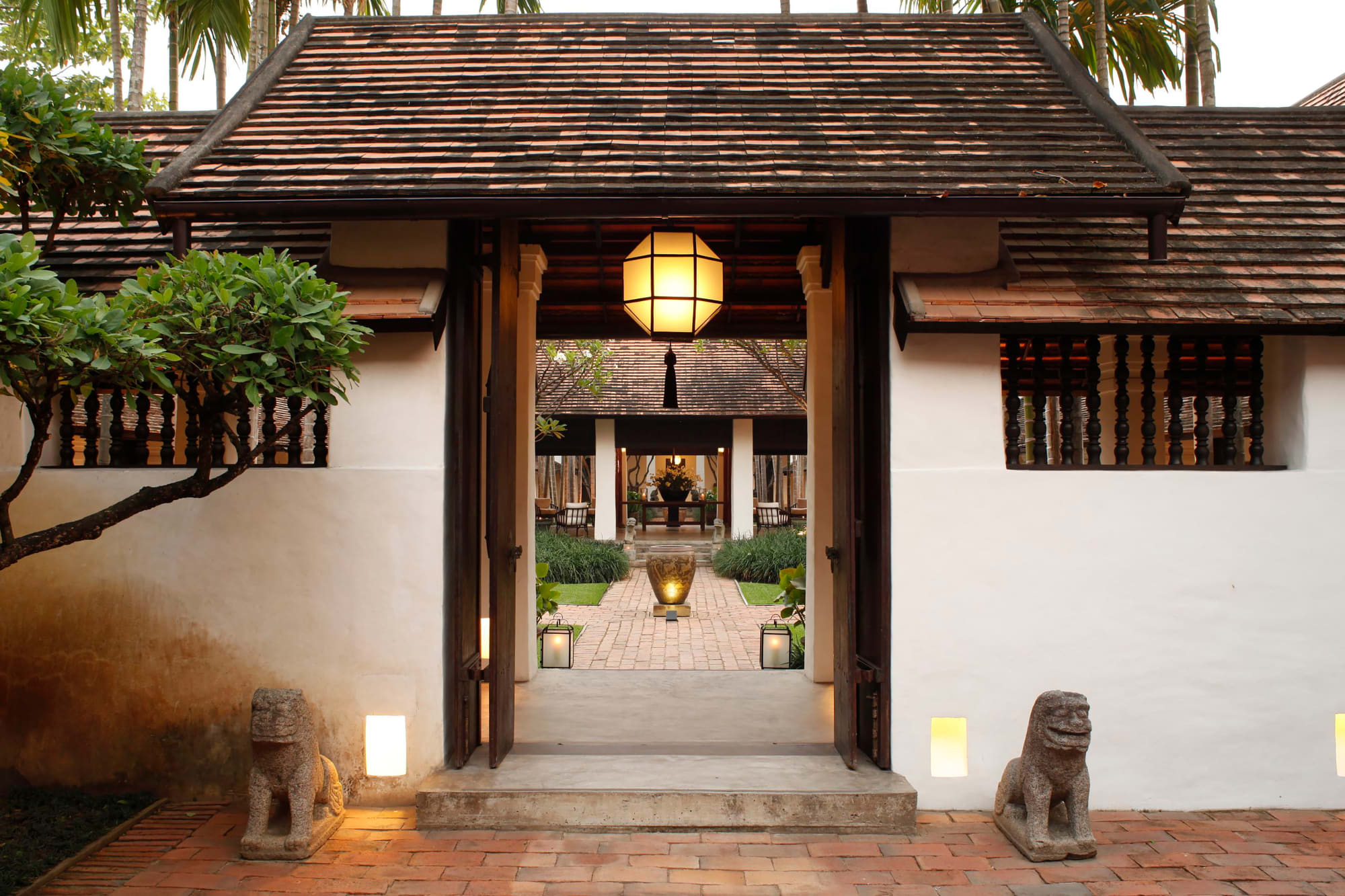 Rachamankha in Chiang Mai: Chiang Mai Rachamankha Hotel Courtyard Entrance