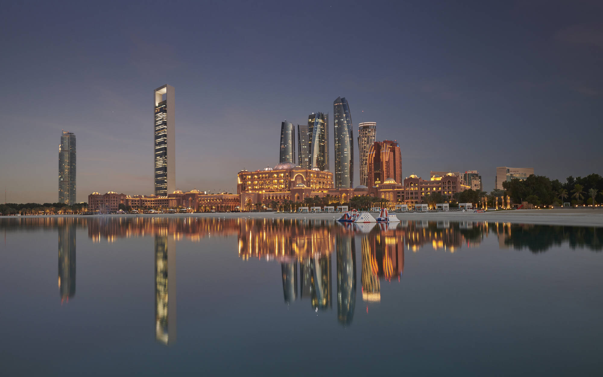 Emirates Palace in Abu Dhabi: Emirates Palace - Abu Dhabi Skyline