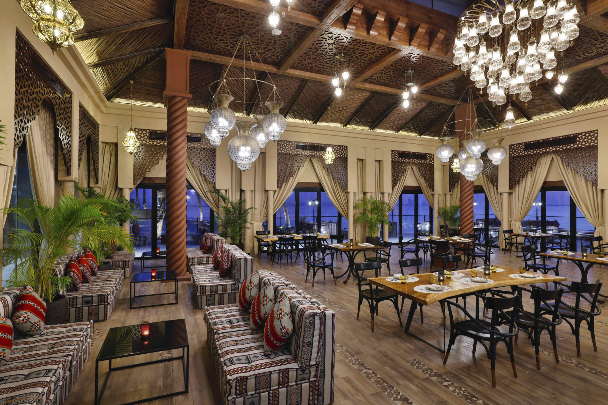Anantara The Palm Dubai Resort:  Anantara The Palm Dubai Resort Restaurant Qamar
