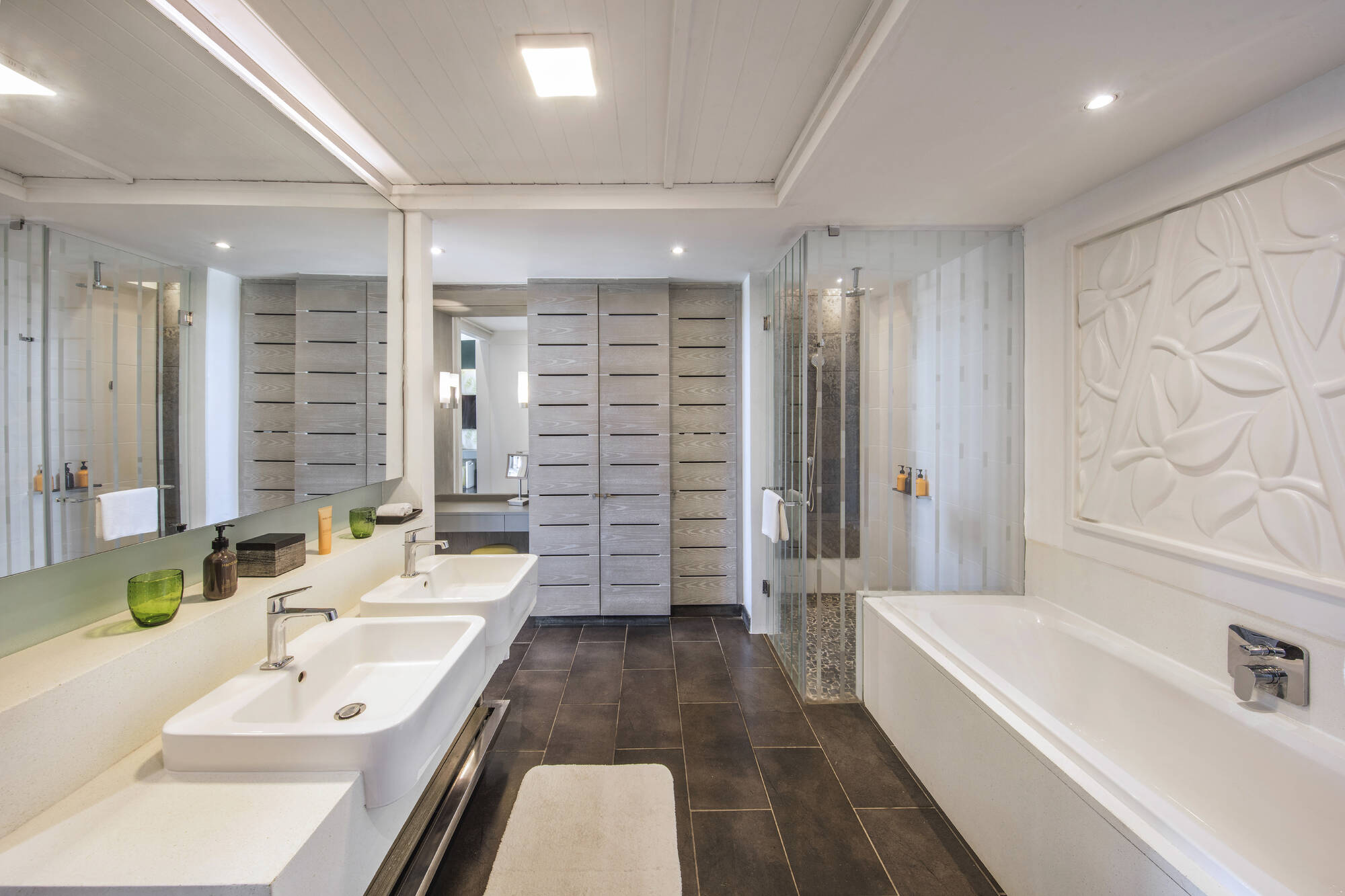 Long Beach Mauritius in Osten: Long Beach Mauritius Junior Suite Beachfront Bathroom