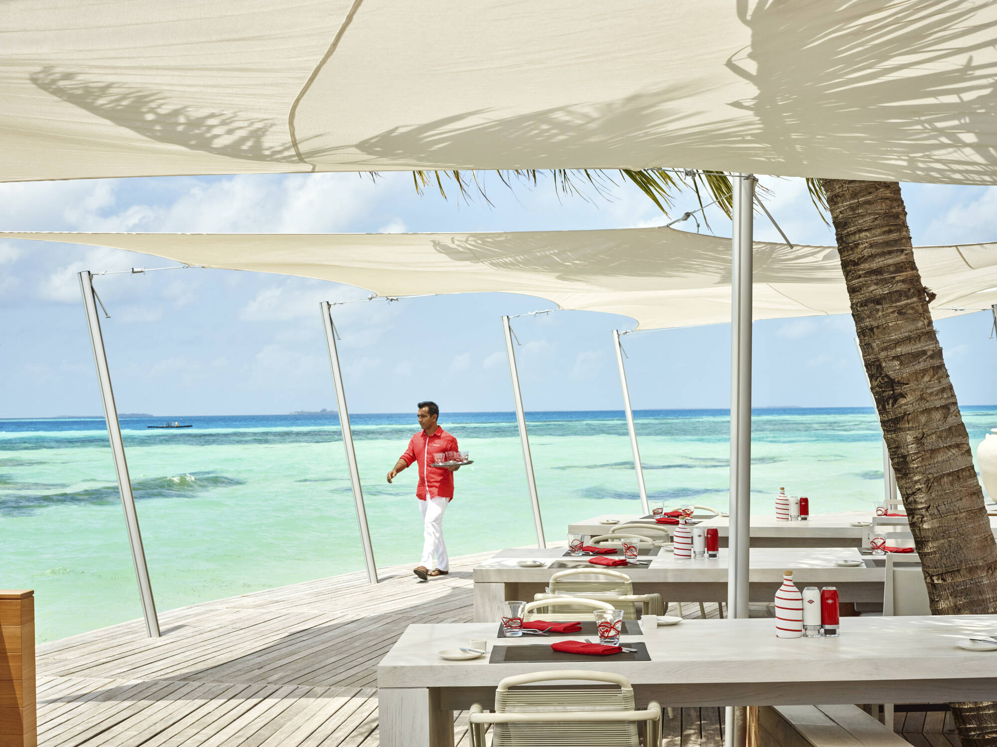 LUX* South Ari Atoll in Malediven: Lux South Ari Atoll - Beach Rouge