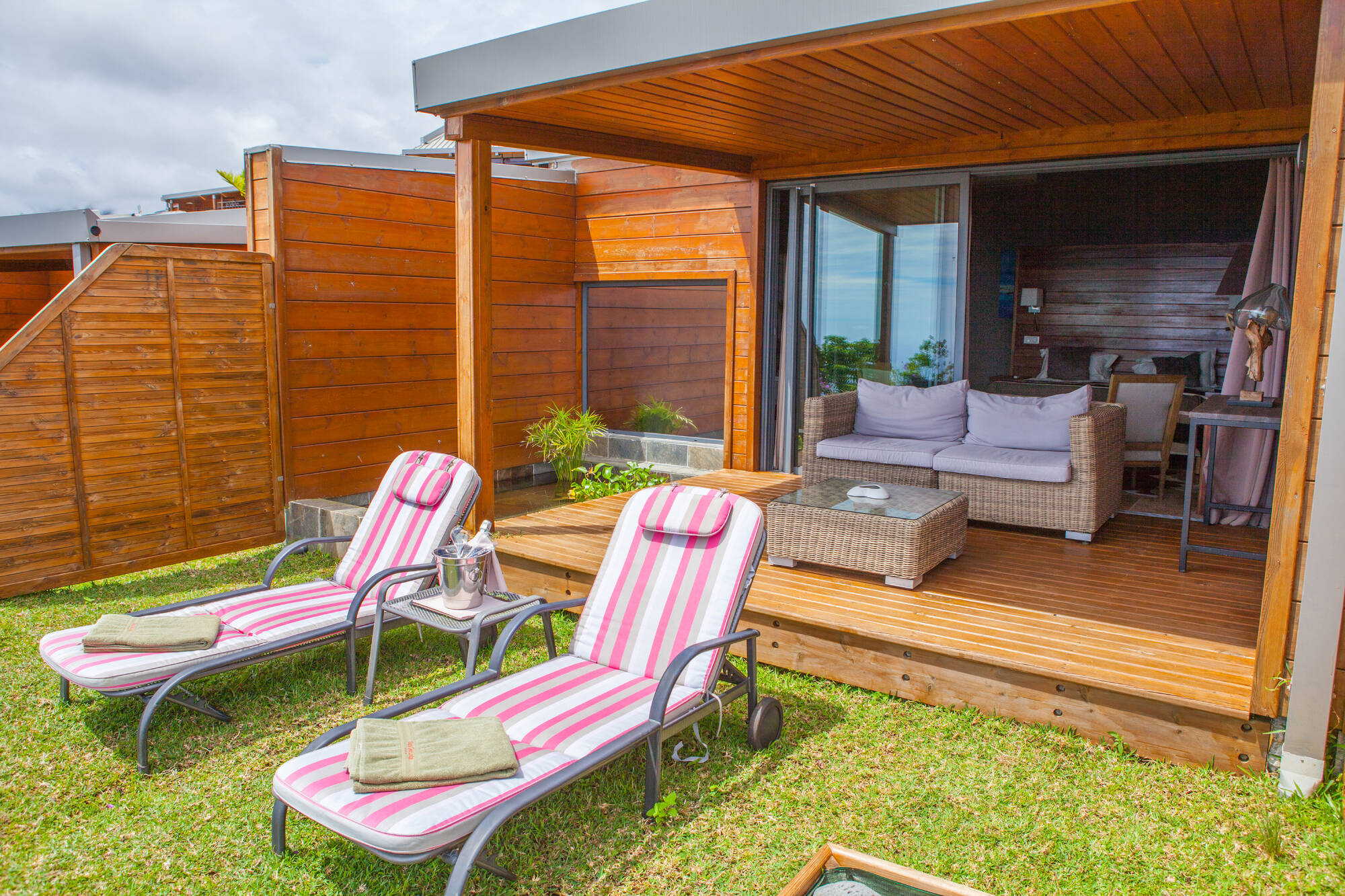 Diana Dea Lodge in Zentral La Réunion:  Reunion Diana Dea Lodge Wohnbeispiel Terrasse