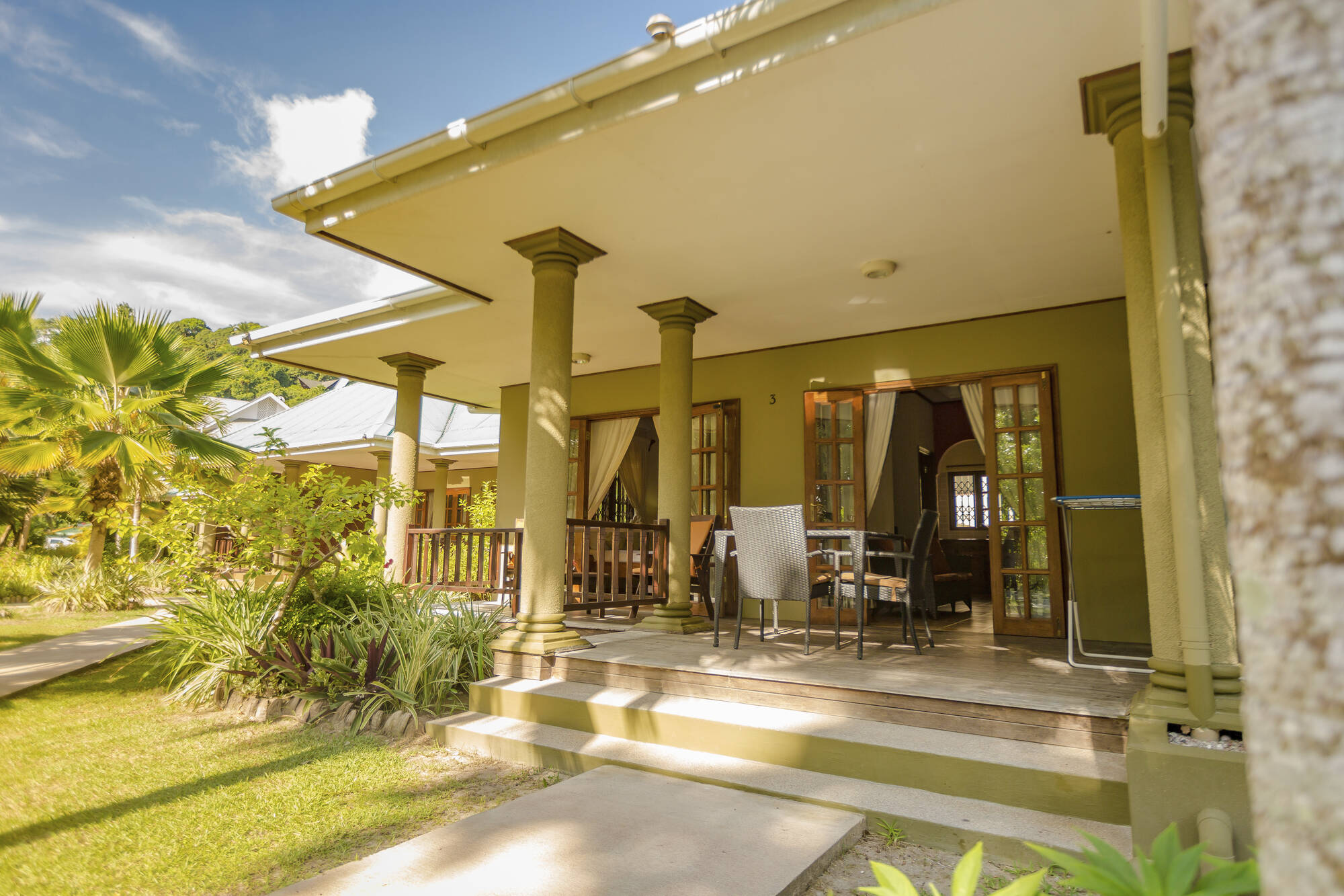 Cote d`Or Chalets in Praslin: Cote d Or Chalets - Terrasse
