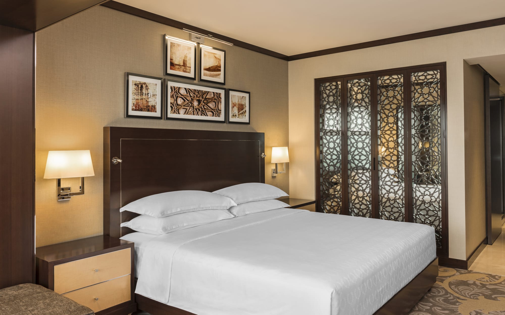 Sheraton Dubai Creek Hotel & Towers:  Sheraton Dubai Creek Hotel and Towers Deluxe Zimmer