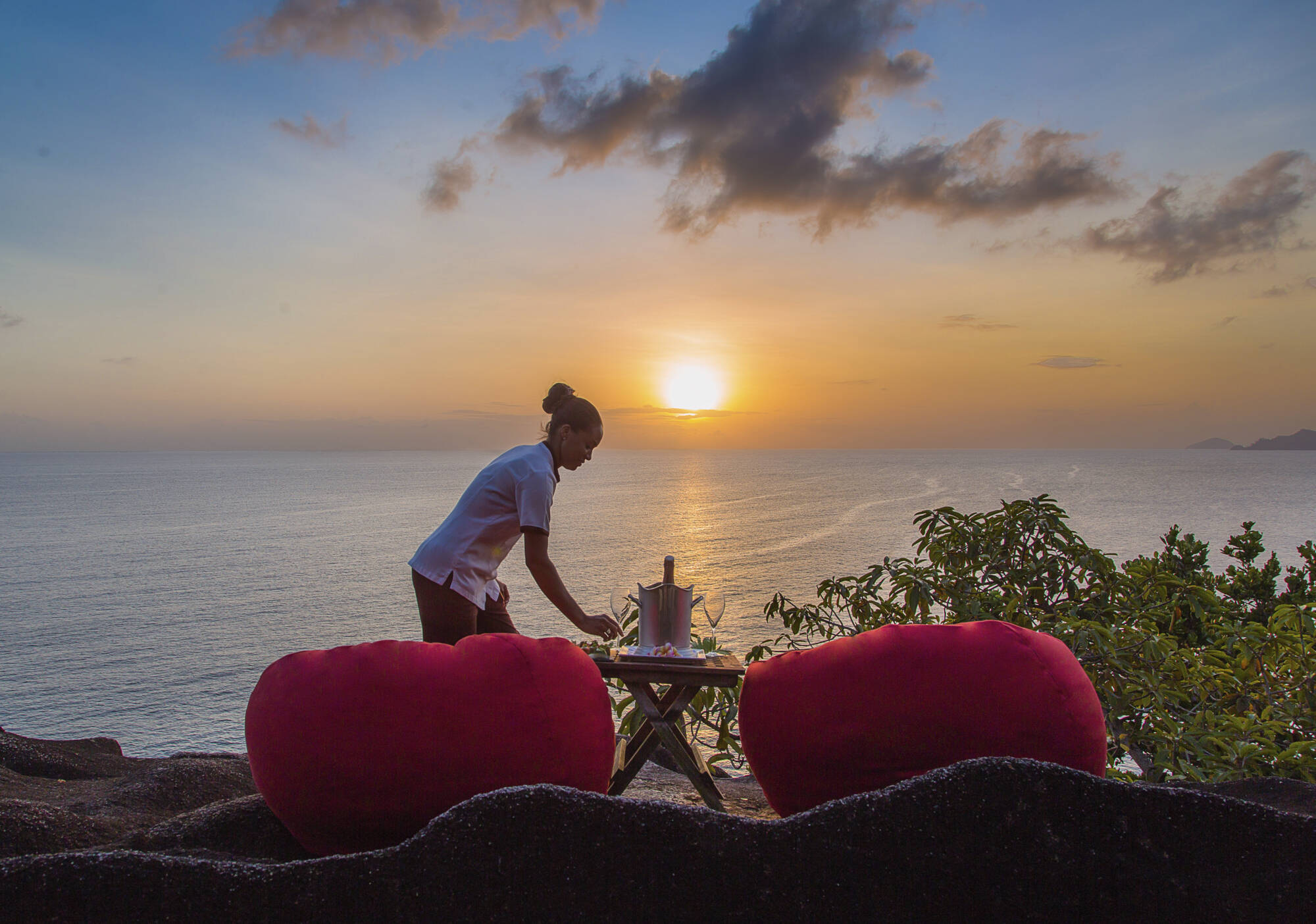 Anantara MAIA Seychelles Villas in Mahé: Seychellen Maia Luxury Resort and Spa Sunset On The Rock