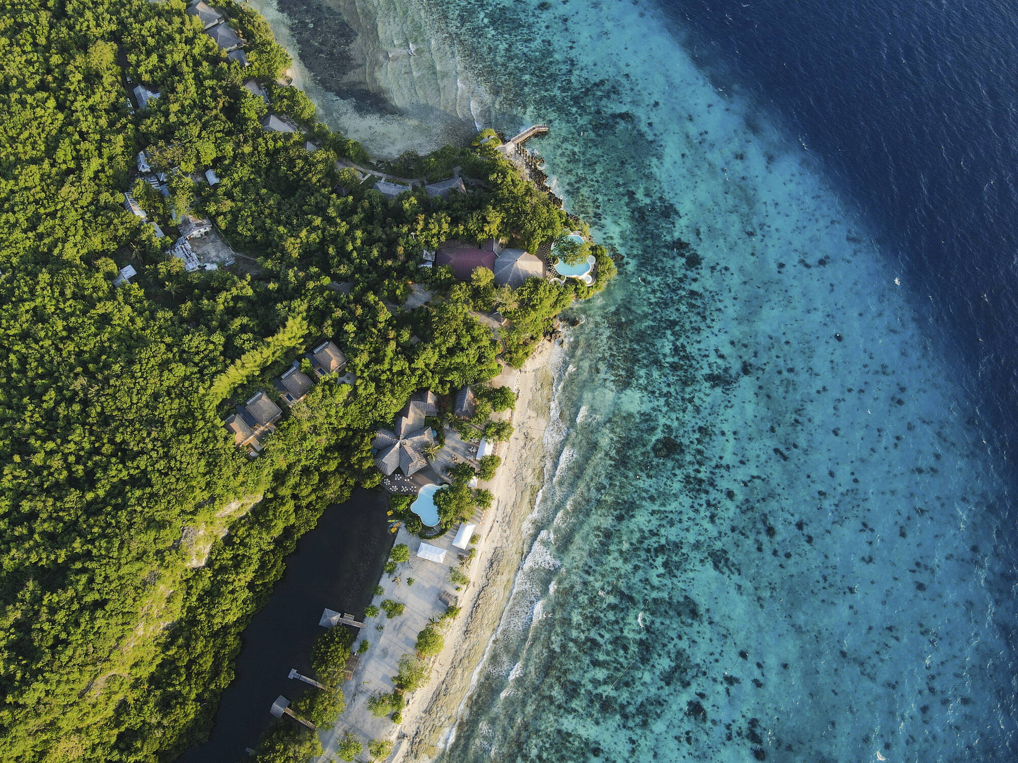Bluewater Sumilon Island Resort in Cebu: Bluewater Sumilon Island Luftaufnahme