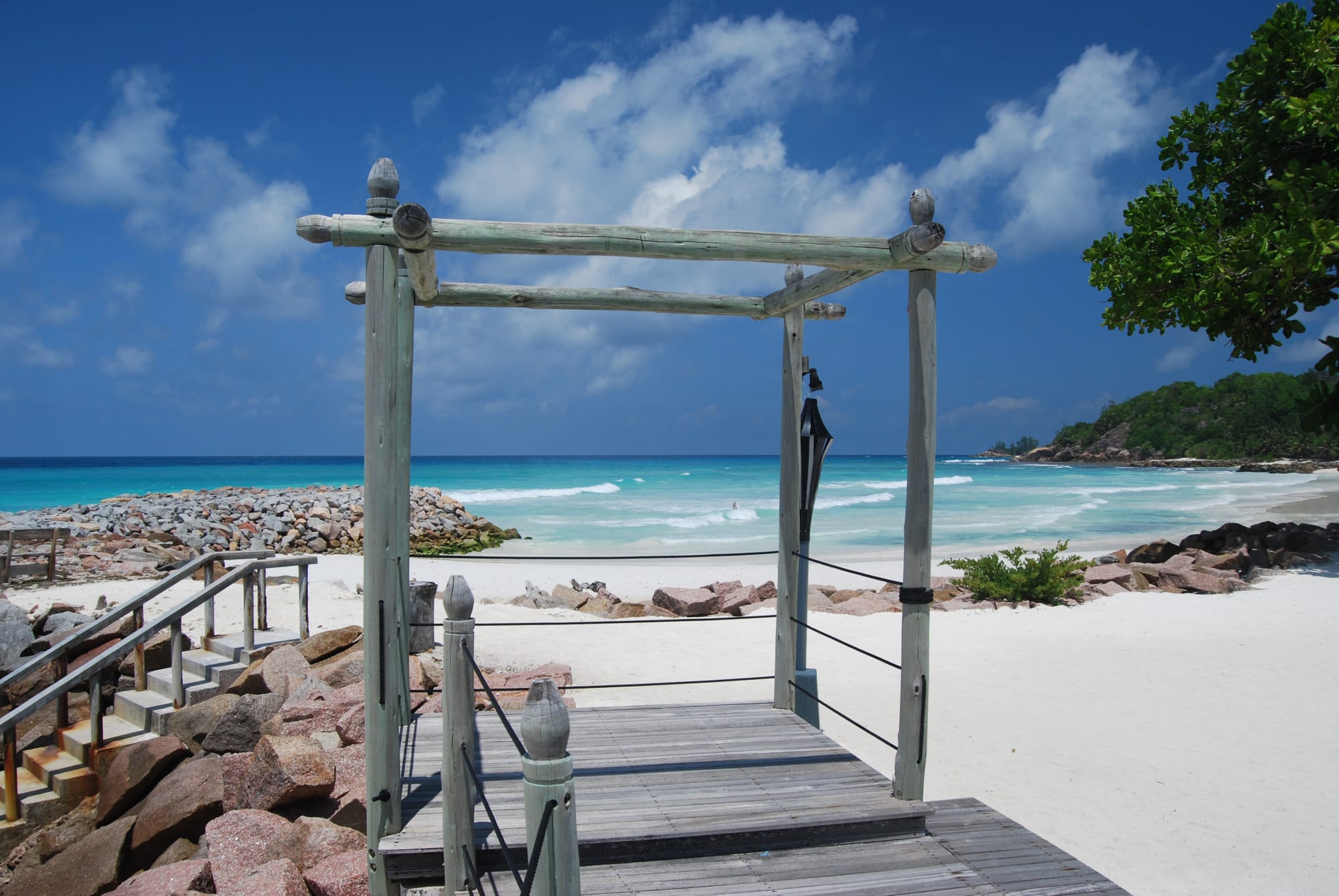 The Islander's Hotel in Praslin: The Islanders Hotel - Strand