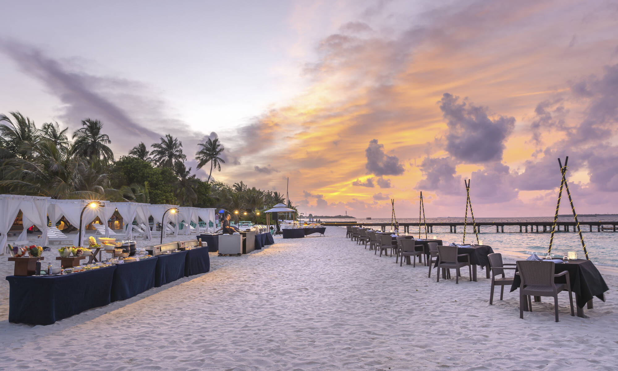 Adaaran Select Meedhupparu in Malediven: Malediven Adaaran Select Meedhupparu - BBQ am Strand