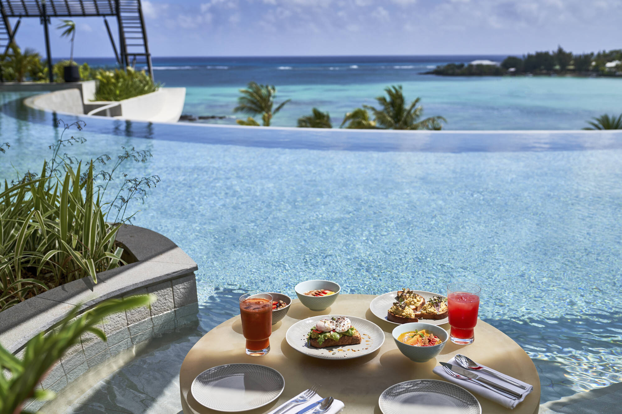 LUX* Grand Baie in Nord | Nordwesten: Lux Grand Baie - Frühstück am Pool