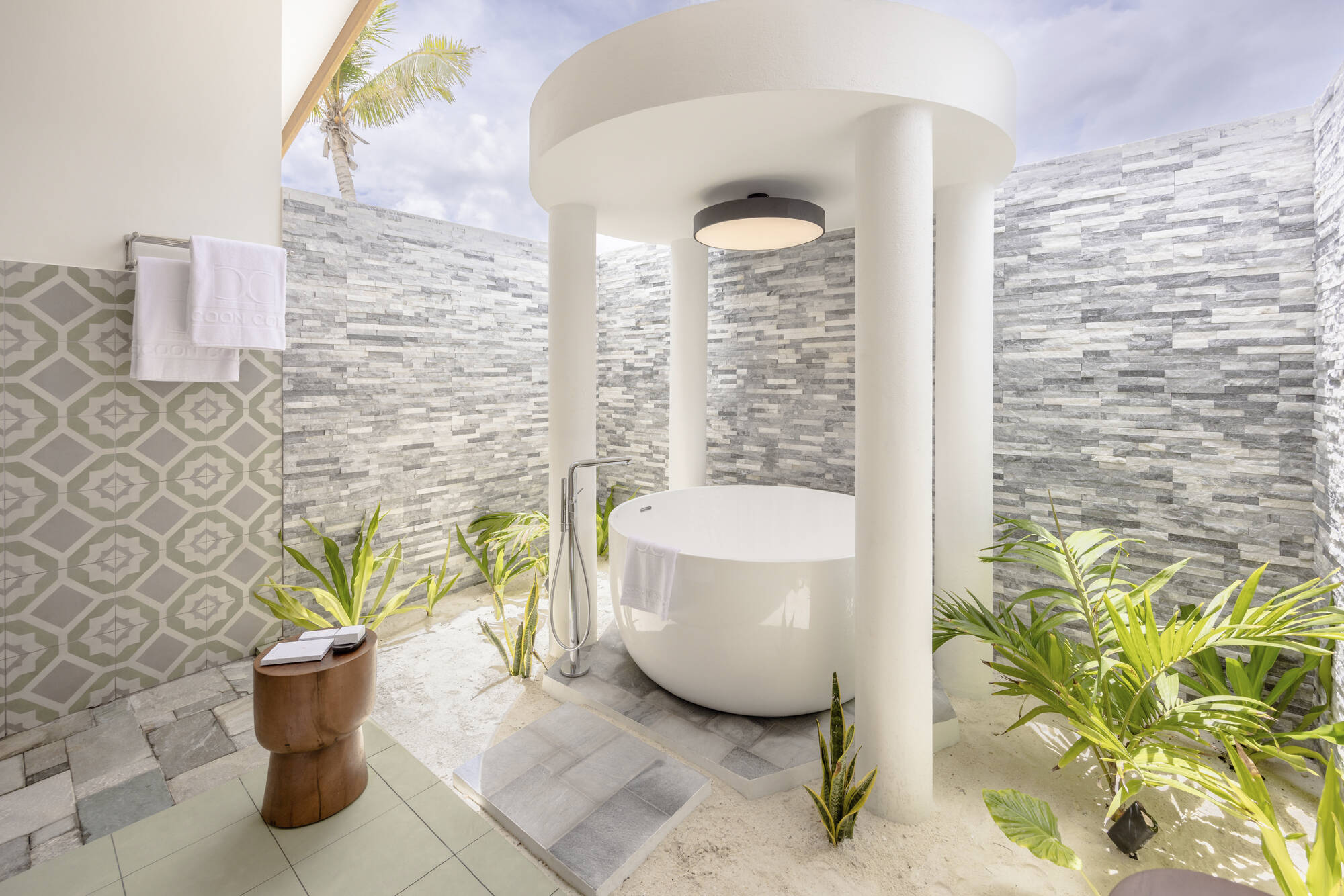Joy Island Maldives in Malediven: Malediven Joy Island Beach Suite Badezimmer