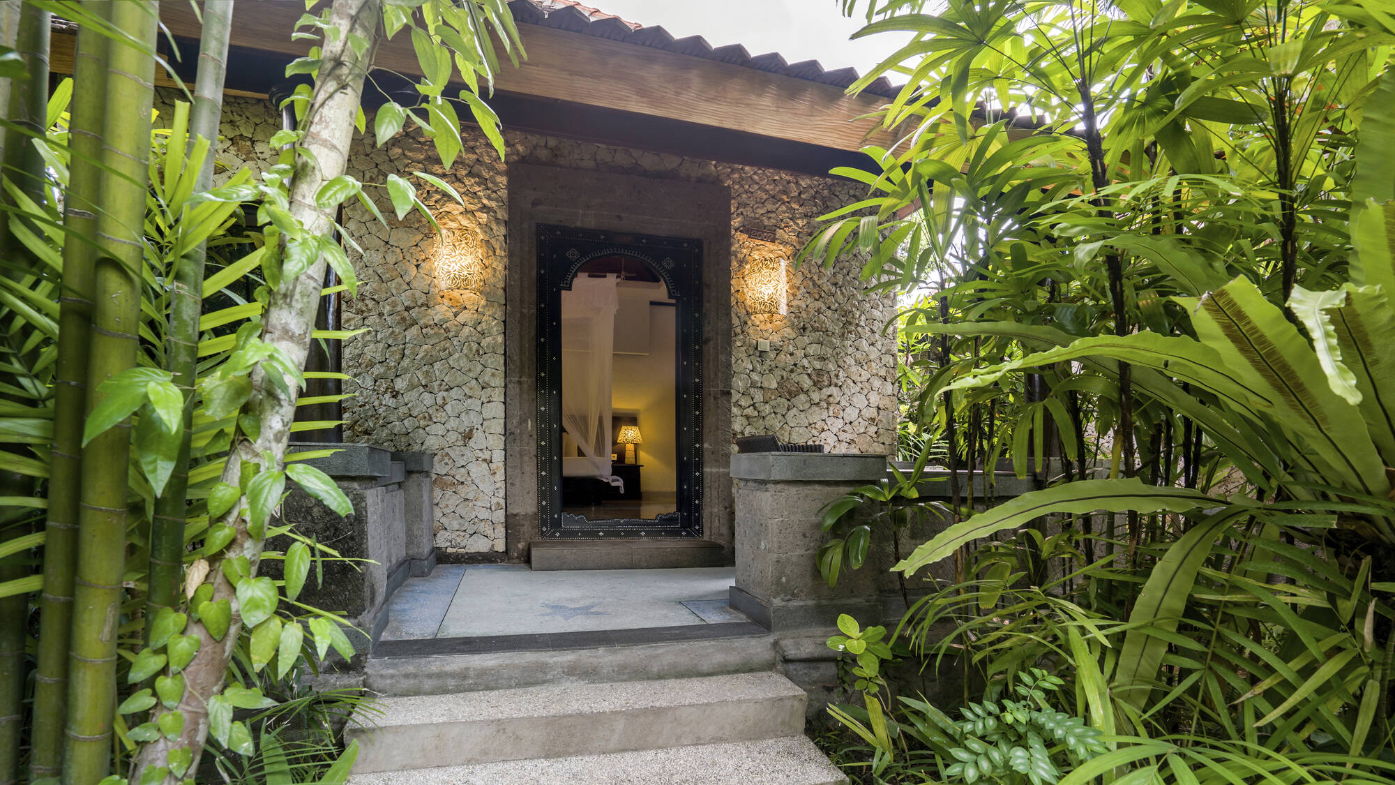 Tonys Villas and Resort in Süd-Bali: Tonys Villas and Resorts Bungalow Garden Ambiance