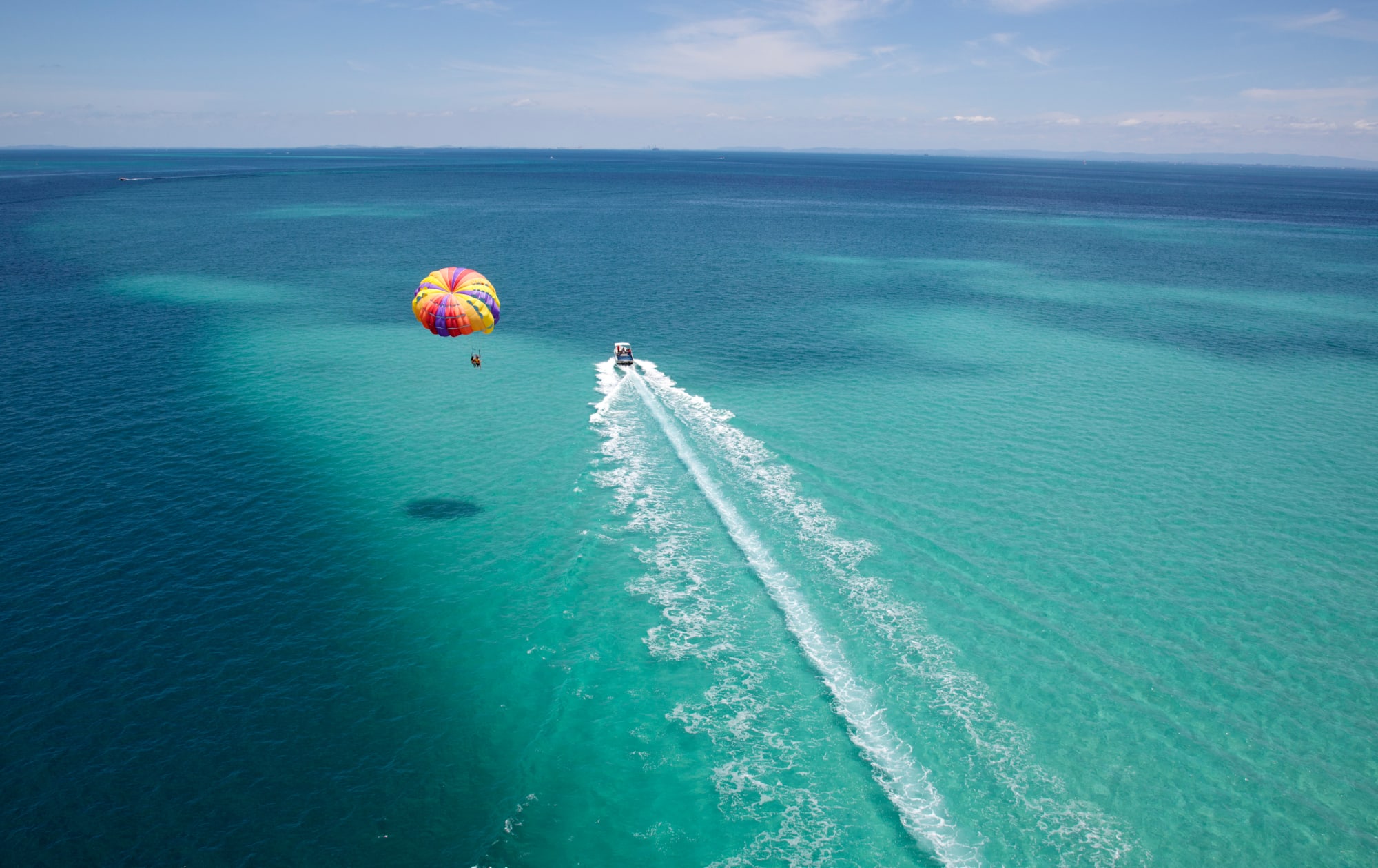 Grand Park Kodhipparu in Malediven: Grand Park Kodhipparu - Parasailing