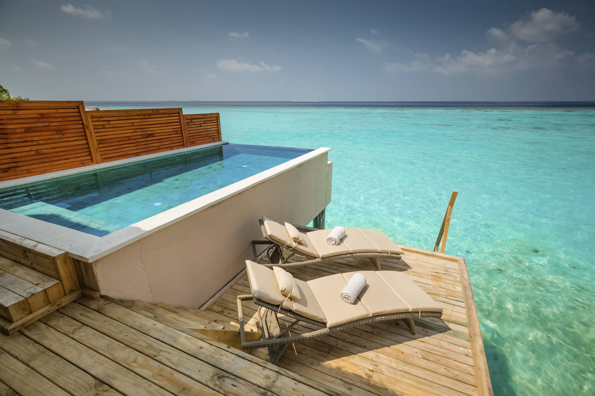 Kudafushi Resort & Spa in Malediven: Kudafushi Resort and Spa - Water Villa mit Pool