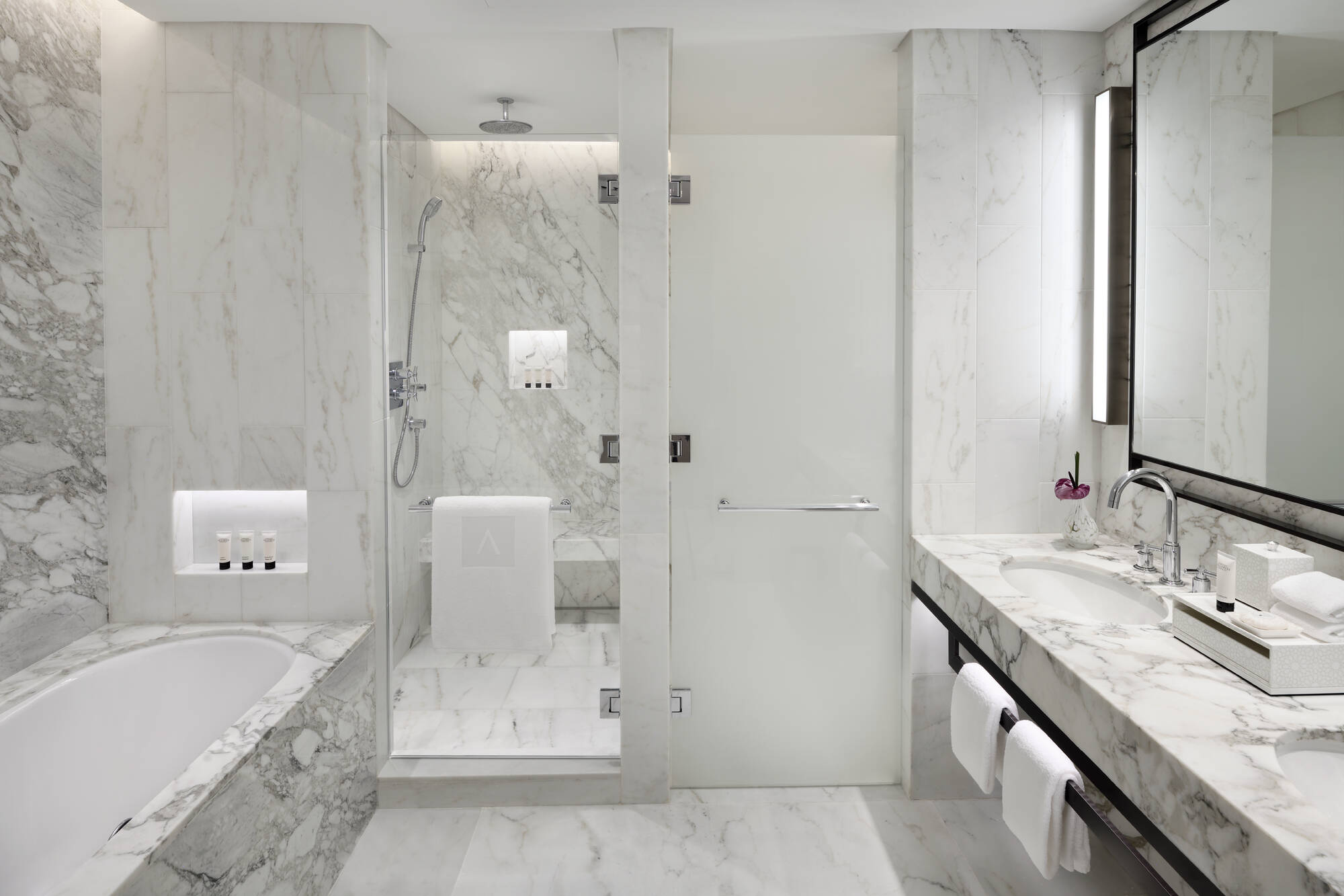 The Address Downtown in Dubai: The Address Downtown - Deluxe Zimmer 2