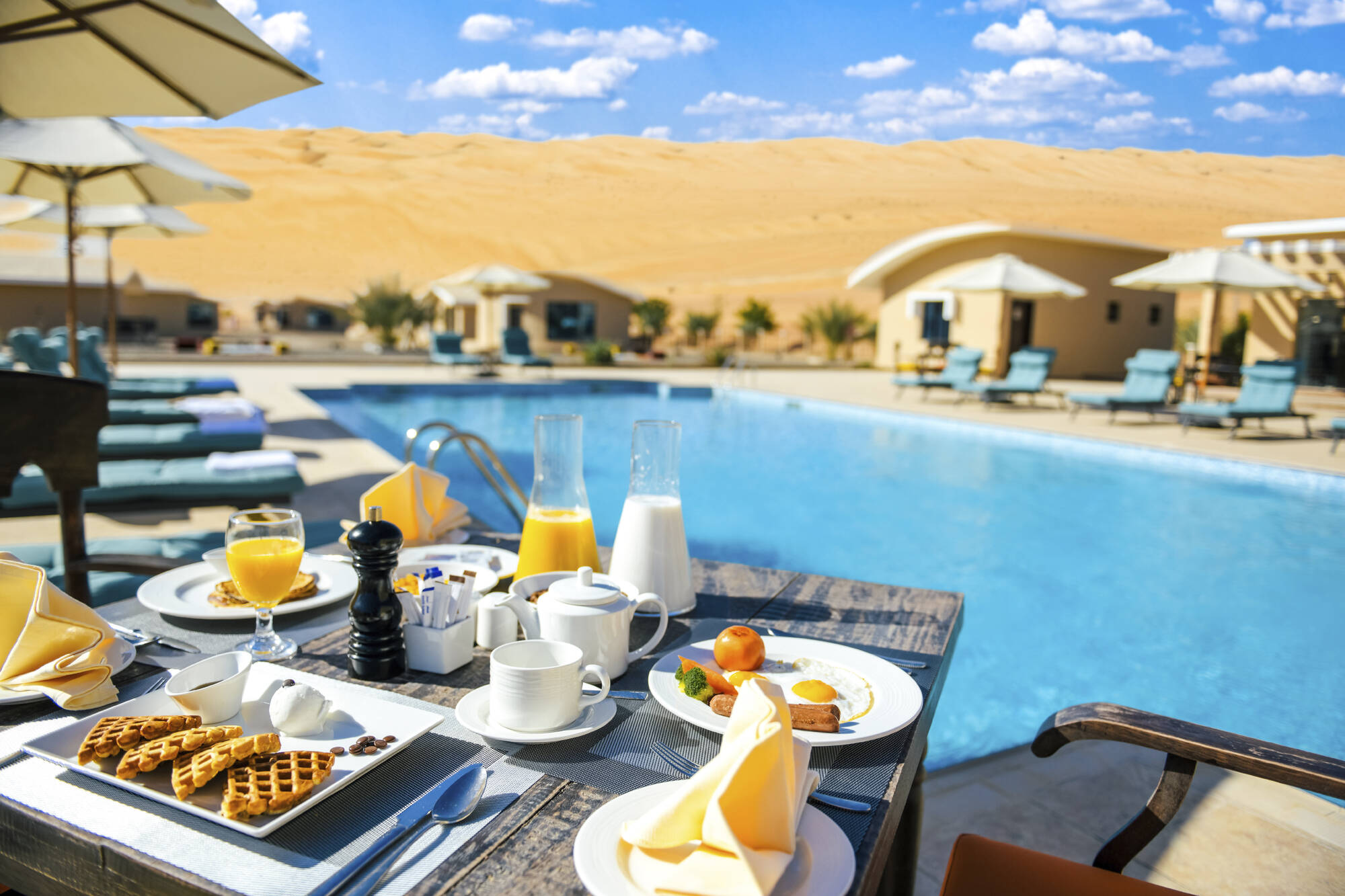 Arabian Nights Resort & Spa in Wüste: Oman Arabian Nights Resort and Spa - Frühstück am Pool