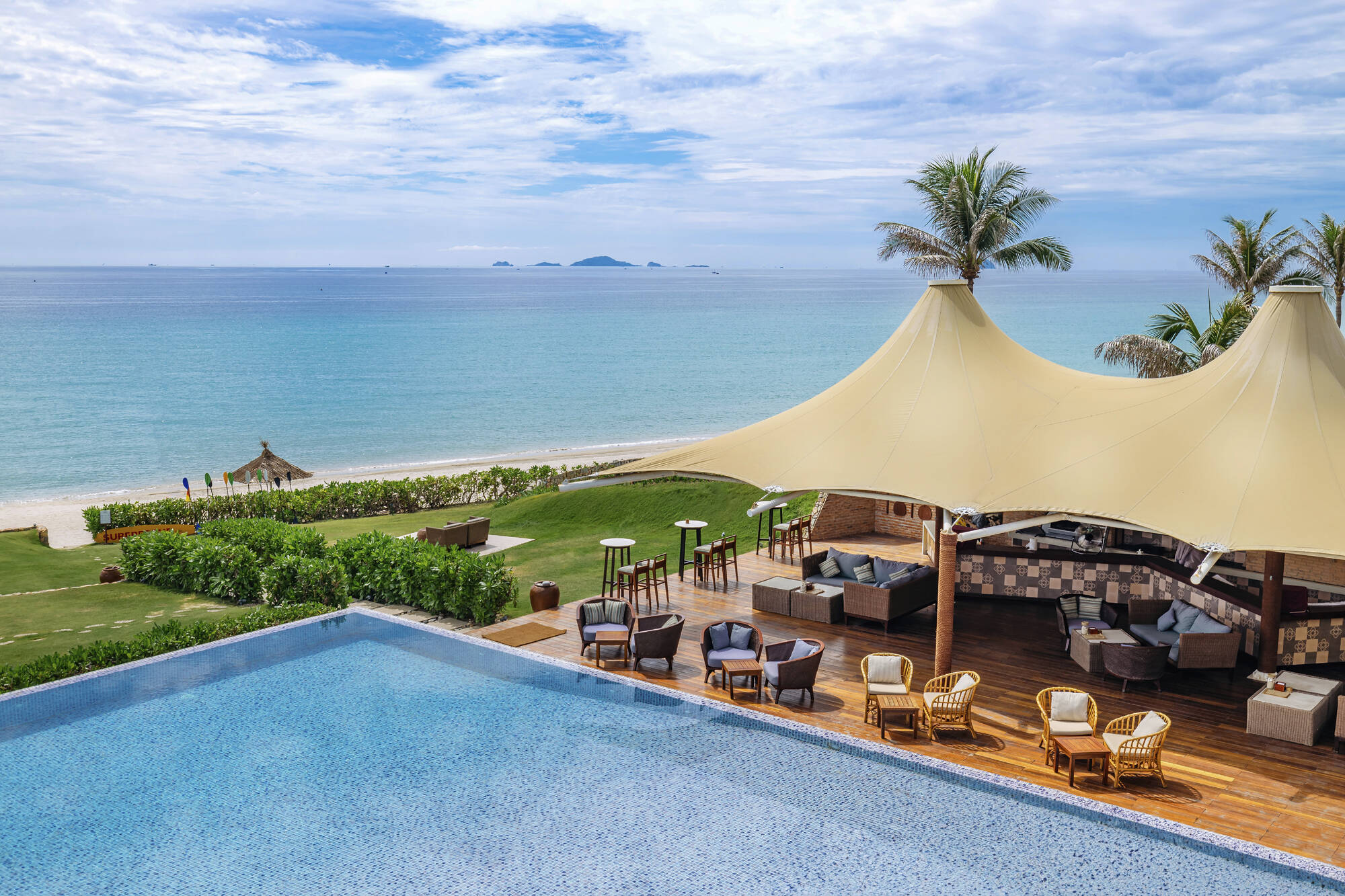 Fusion Resort Cam Ranh in Nha Trang: Fusion Resort Cam Ranh - Pool Bar