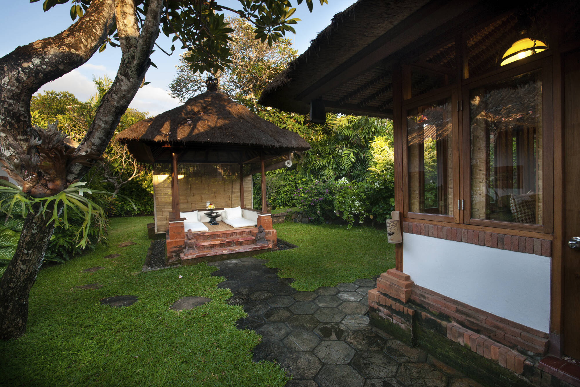 Tandjung Sari Hotel in Süd-Bali: Bali Tandjung Sari Village Bungalow