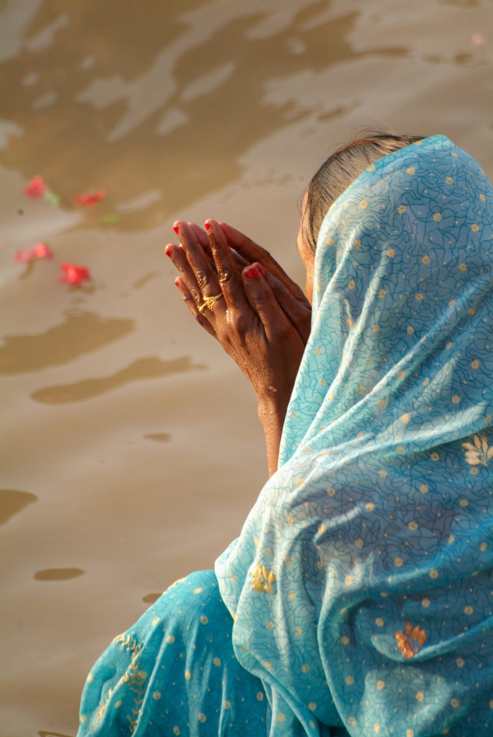 Höhepunkte Indiens ab Delhi: Indien Ganges Betende Frau