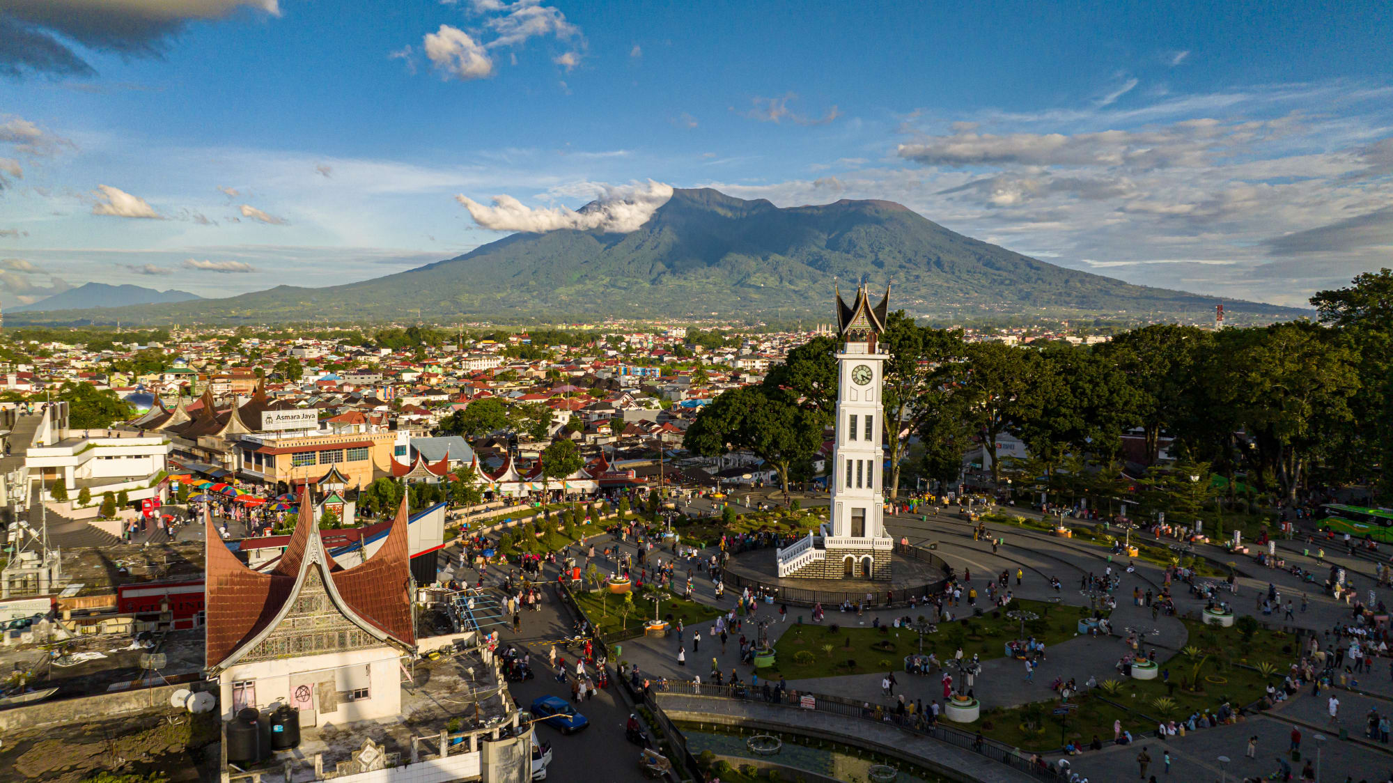 Überlandreise Sumatra ab Medan: Indonesien Sumatra Bukittinggi Uhrenturm Jam Gadang