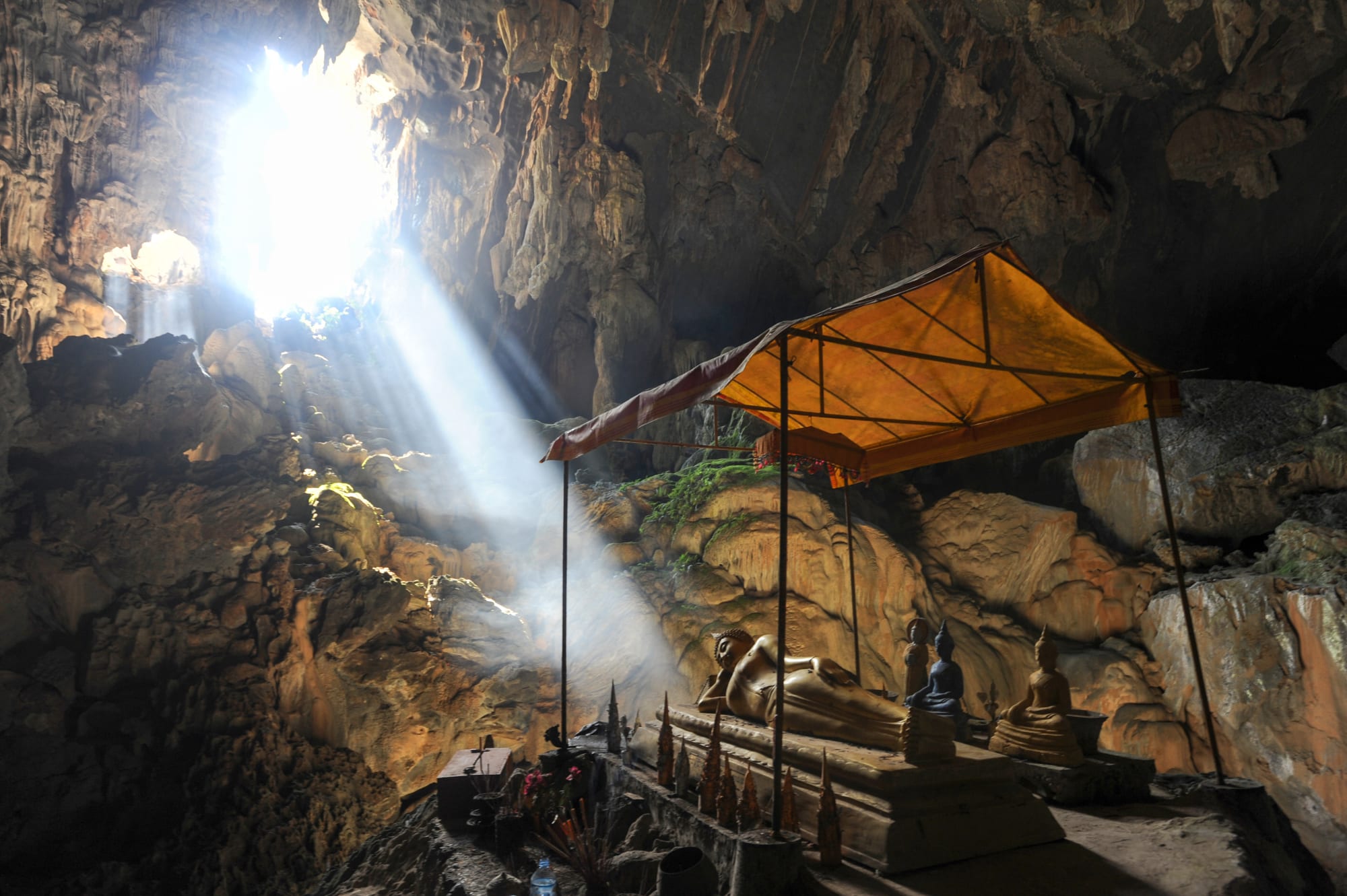 Überland von Luang Prabang nach Vientiane mit dem Zug: Laos Vang Vieng Tham Phu Kham Höhle
