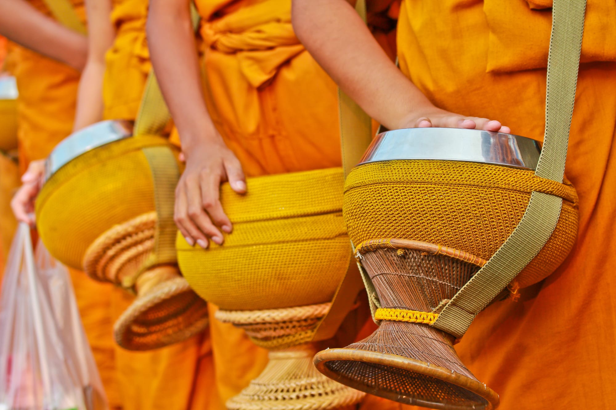 Klassisches Kambodscha ab Phnom Penh: Kambodscha Mönche Opferschalen