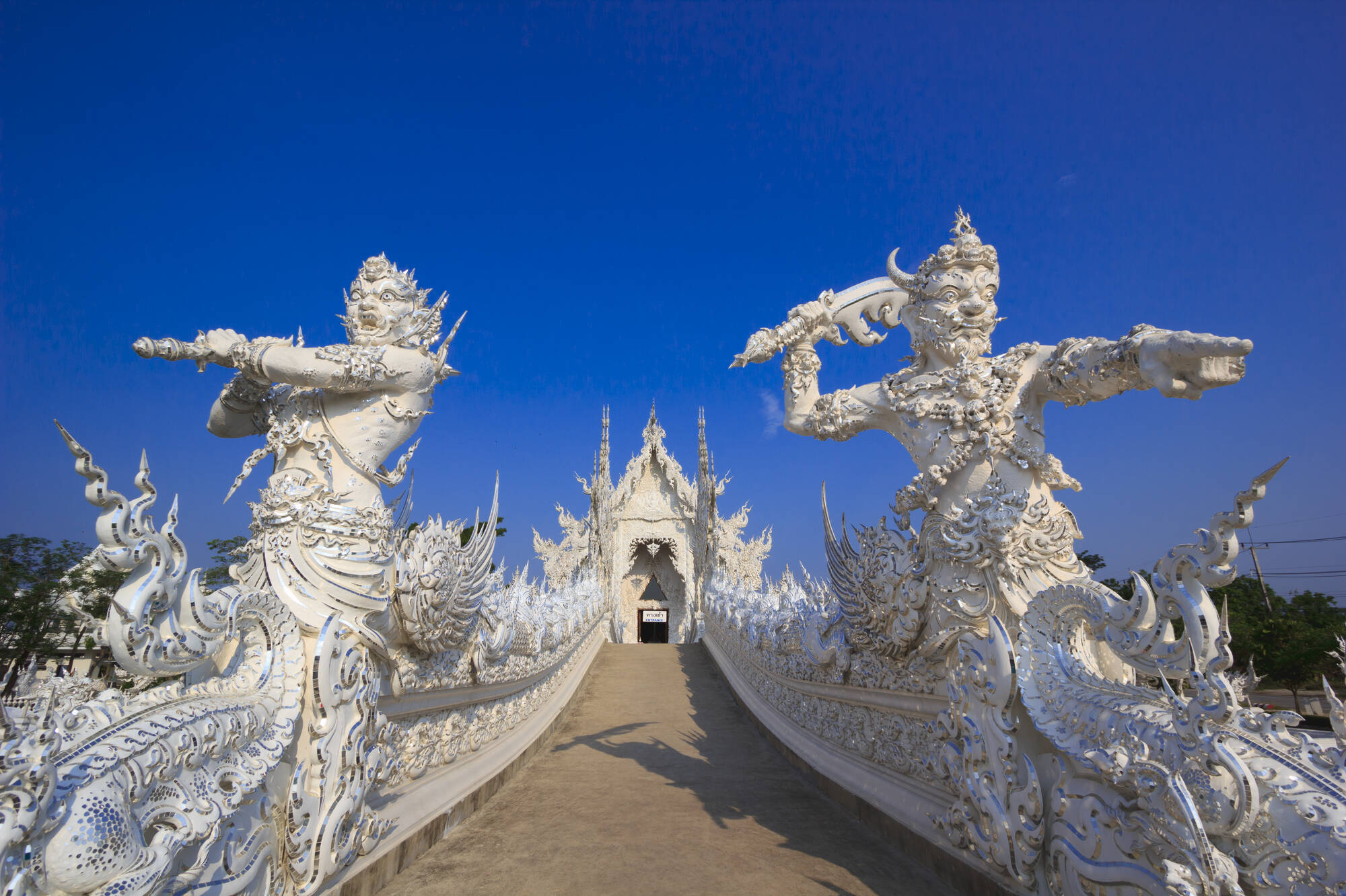 Das goldene Dreieck ab Chiang Mai: Thailand Chiang Rai Wat Rong Khun