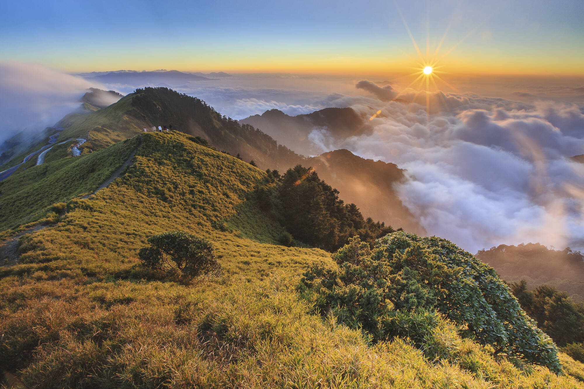 Soft Adventure Taiwan ab Taipei: Taiwan Yangmingshan NP Sonnenuntergang