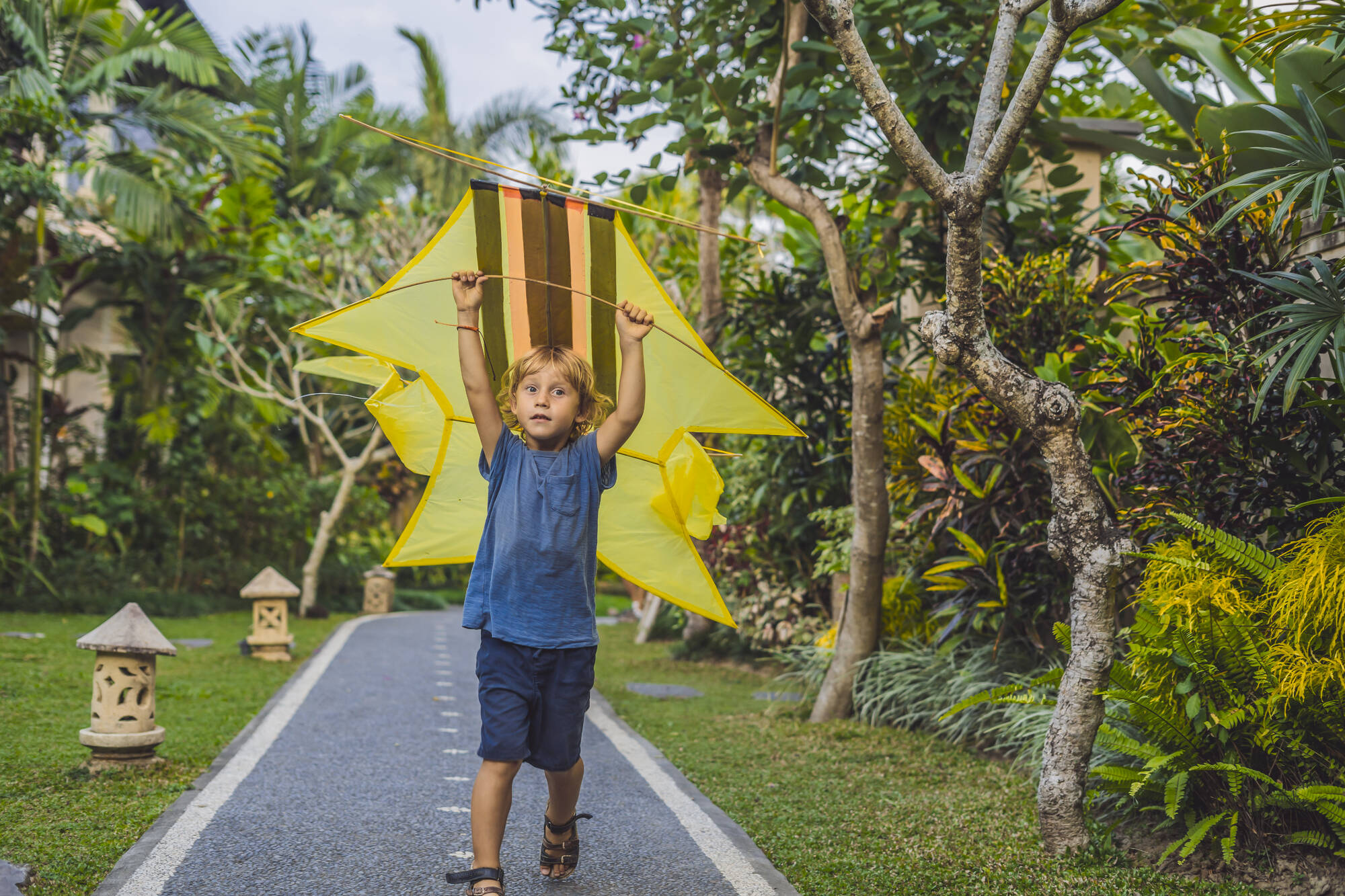 Familienabenteuer Bali ab Süd-Bali: Indonesien Bali Ubud Junge mit Drache