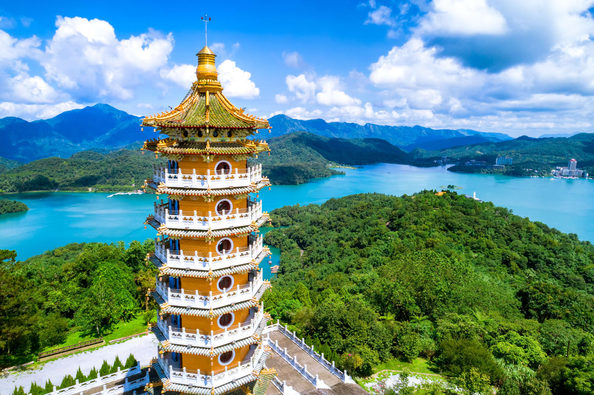 Sonne-Mond-See & Teeregion Alishan ab Taipei: Taiwan Sonne Mond See Cien Pagoda