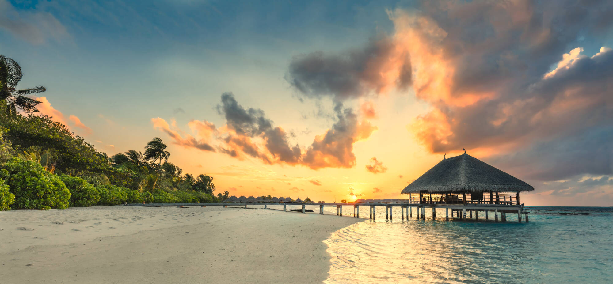 Scubaspa - Best of Maldives ab Malediven: Malediven Insel Bootsanleger im Sonnenuntergang