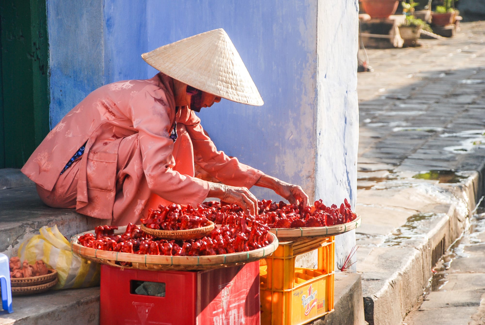 Höhepunkte Indochinas: Vietnam, Kambodscha & Laos ab Hanoi: Vietnam Strassenverkaeufer
