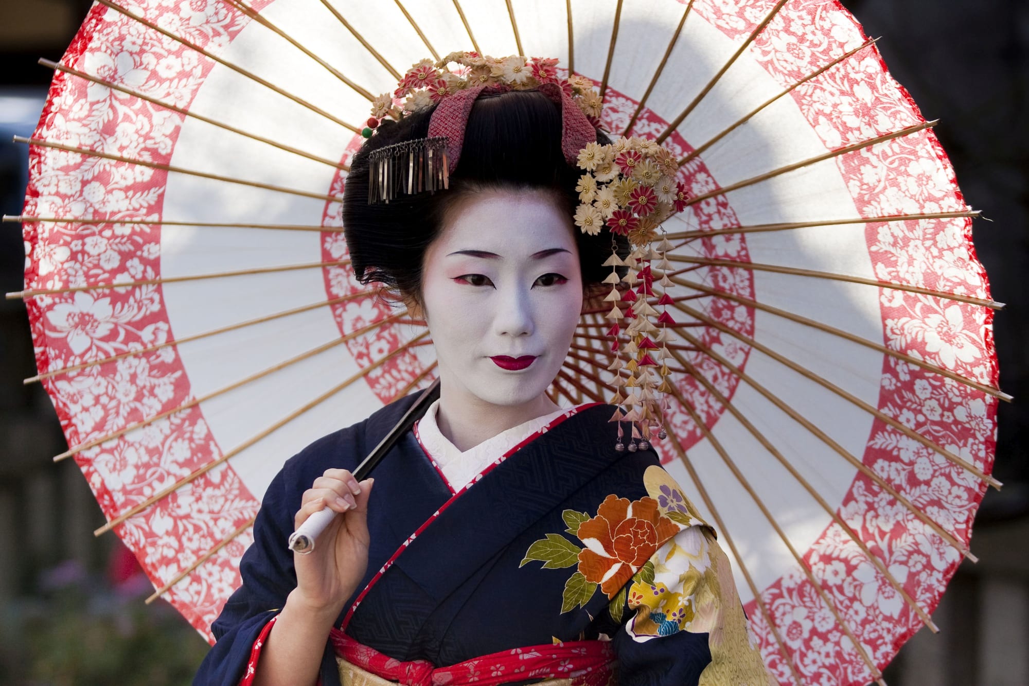 Das Land der Geishas ohne Flug ab Tokio: Japan Geisha mit Schirm