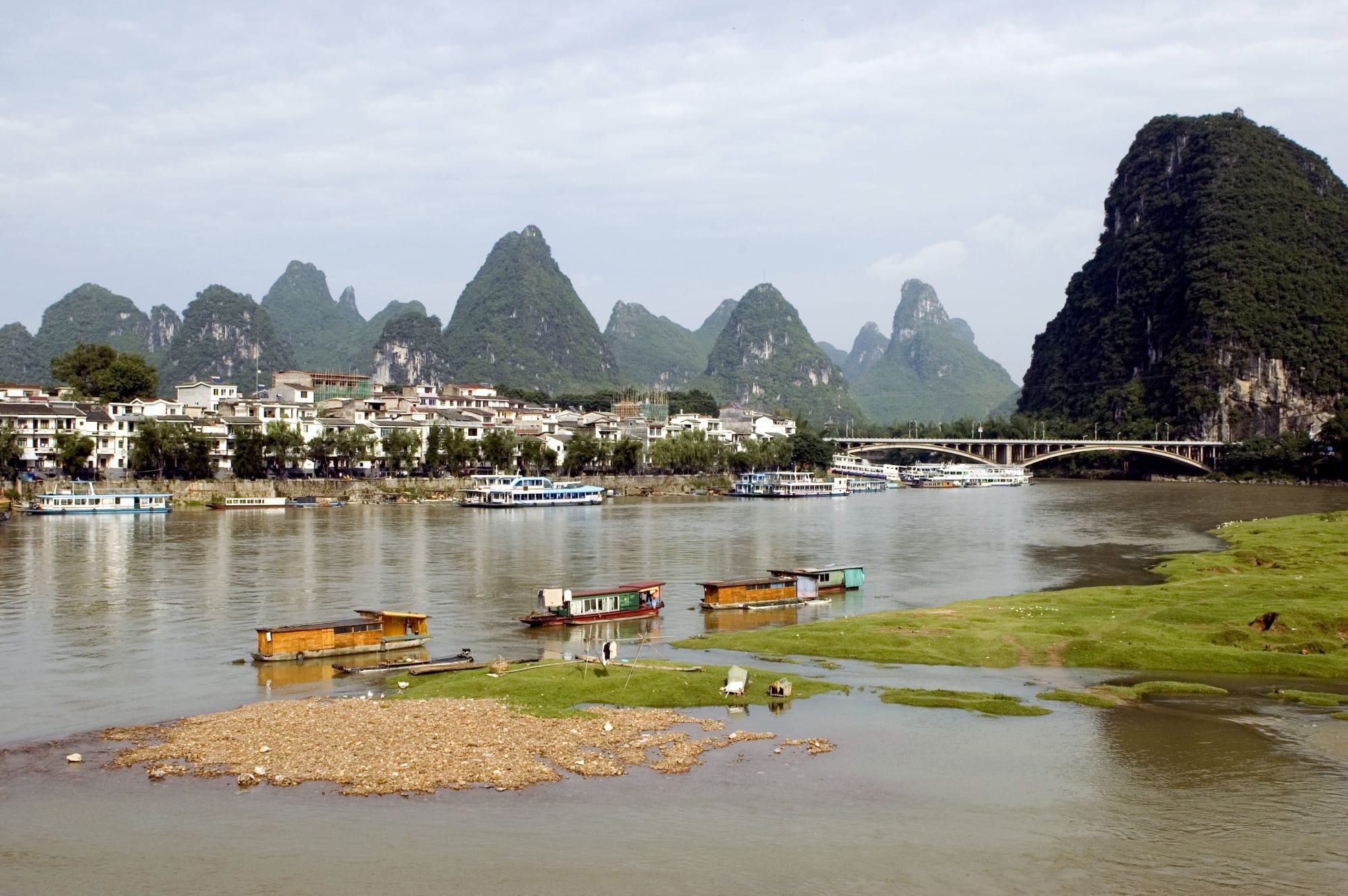 Von Guilins Bergwelten nach Hong Kong ab Shanghai: China Guilin Fluss
