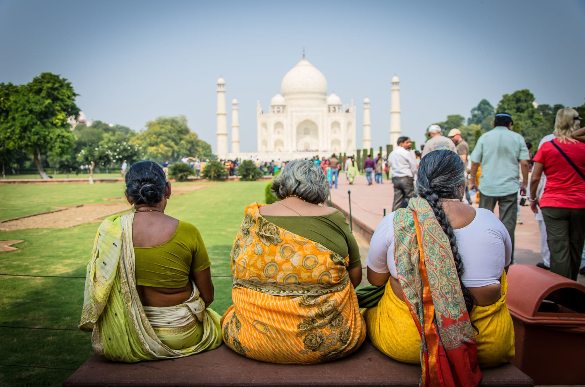 Erlebnis Indien mit Ganges ab Delhi: Indien Agra Taj Mahal mit Inderinnen