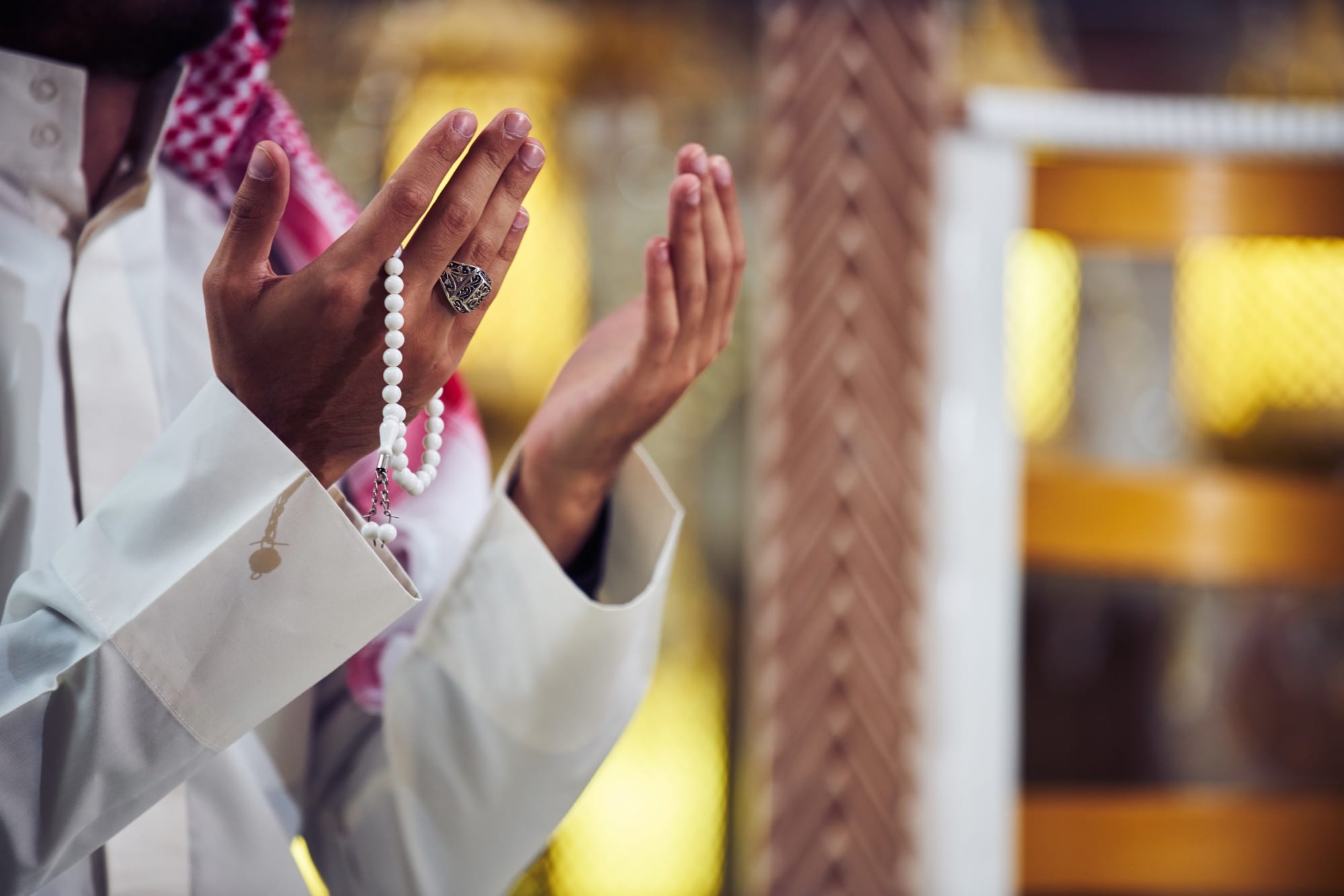 Saudi-Arabien: Sagenhaftes Königreich ab Riad: Saudi Arabien Gebet Haende