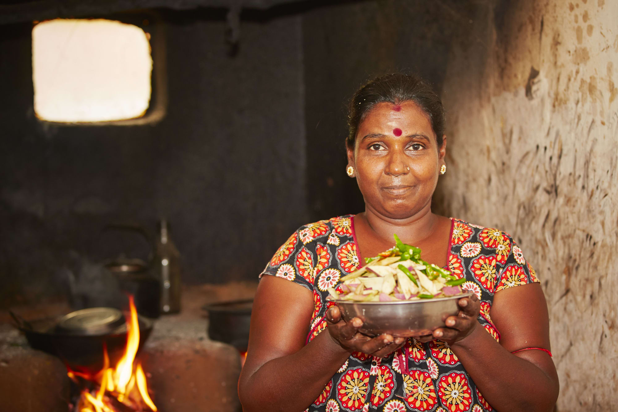 Authentisches Sri Lanka ab Colombo: Sri Lanka traditionelle Frau mit Essen