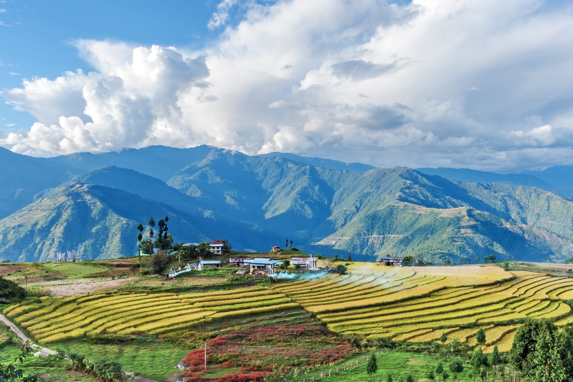 Authentisches Bhutan von Ost nach West ab Paro: Bhutan Farm in den Bergen nähe Trashigang
