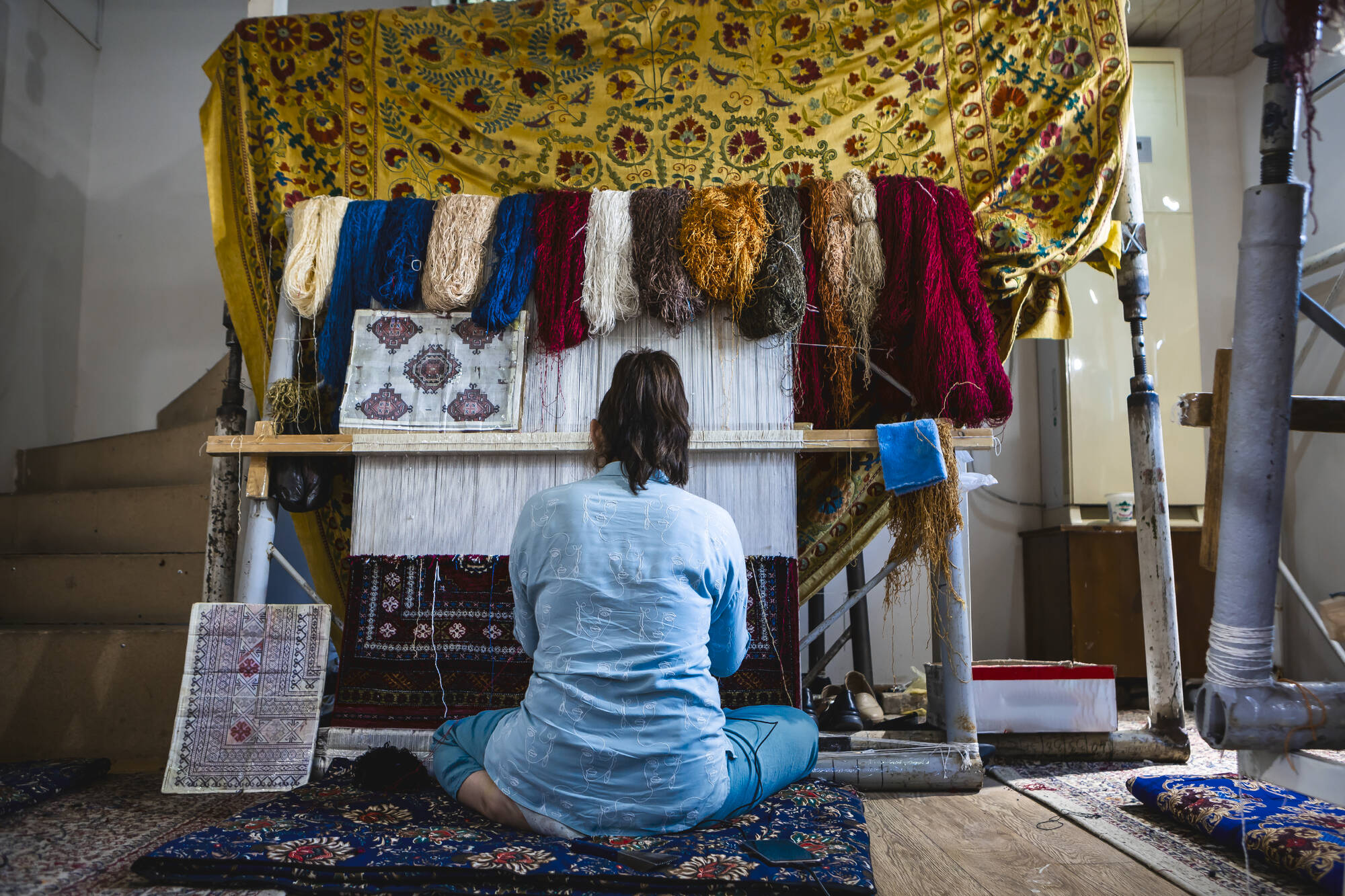 Reise ins Herz der Seidenstraße ab Taschkent: Usbekistan traditionelle Seidenweberin