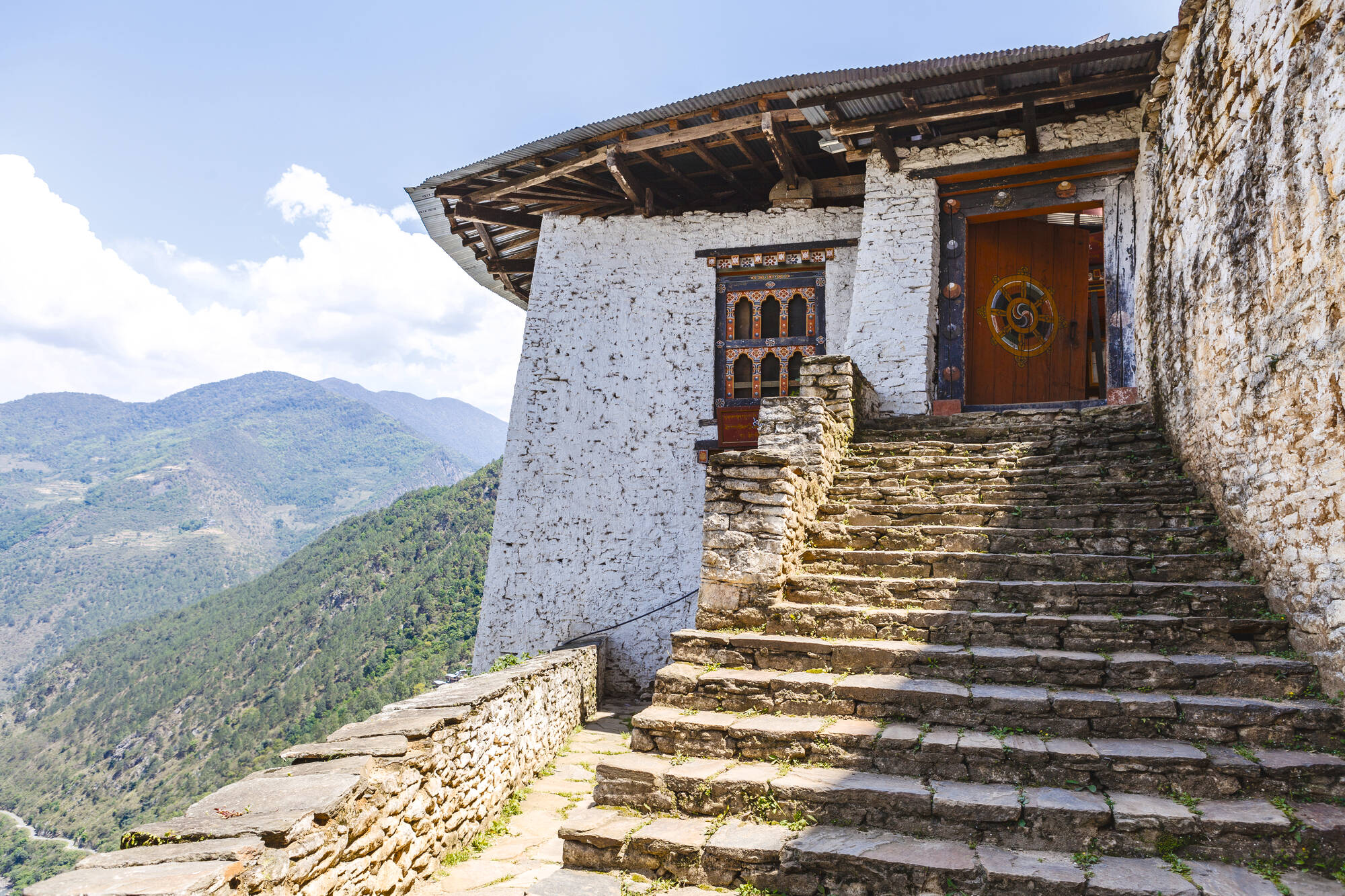 Authentisches Bhutan von Ost nach West ab Paro: Bhutan Luthuntse Dzong Monastery Eingang